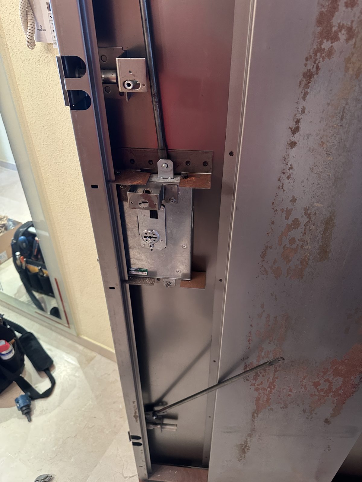 mecanismo de una puerta acorazada abierta para revisar la cerradura en Gandia